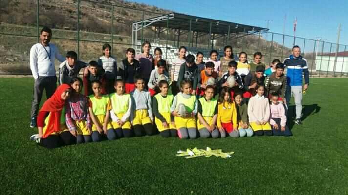 Tag Ragbi’de Türkiye 2’ncisi olan Dicle YİBO kız takımı, bu sene 1’nci olmak için çalışıyor