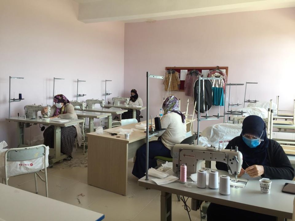 Dicle HEM’de gönüllü kadınlar maske yapıyor