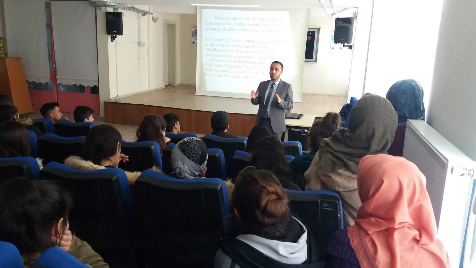 Dicle İlçe Müftüsü Mehmet Sani Akın’dan lise öğrencilerine güzel ahlak konulu konferans