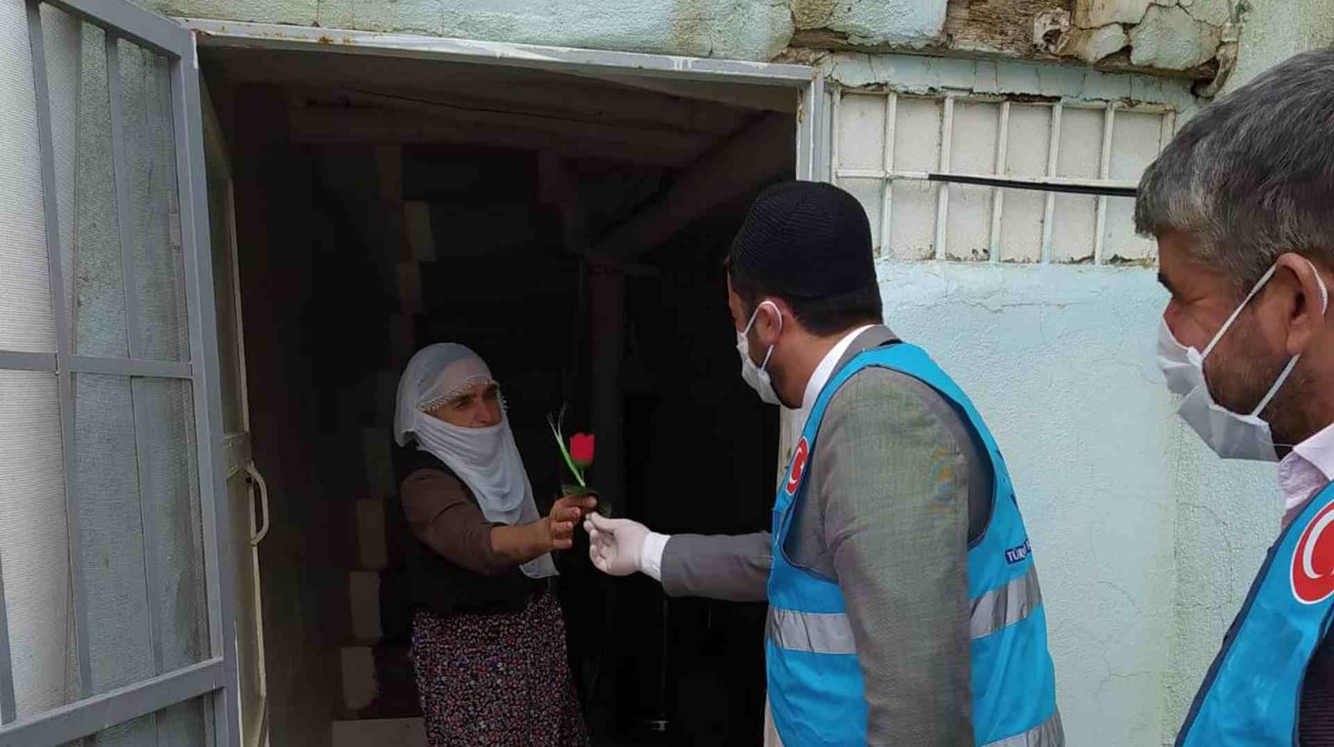 Dicle’de İmamlar evdeki yaşlıları ziyaret edip gül ikram ettiler