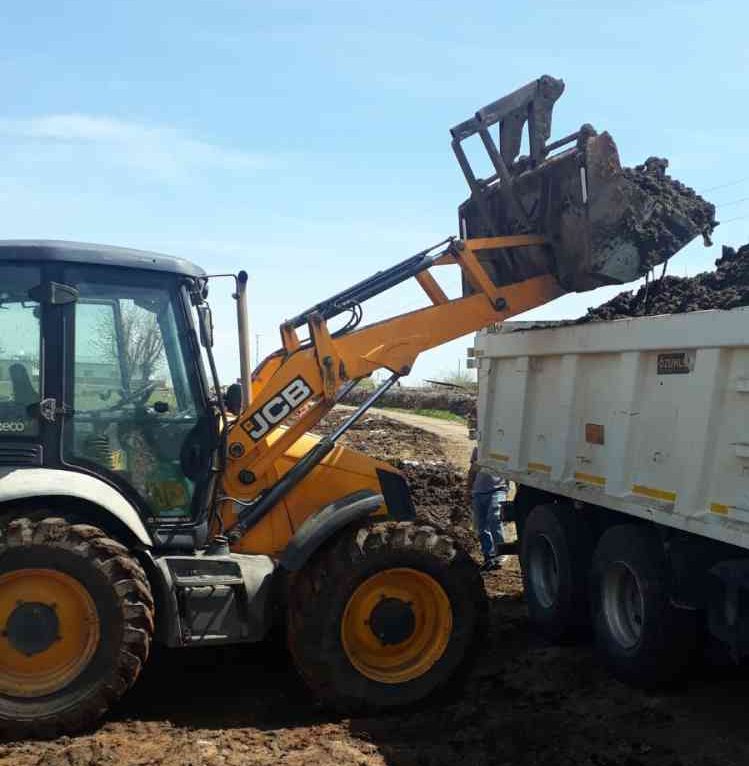 Eğil Belediyesi, kırsal mahallelerde biriken hayvan atıklar(gübreler) ve çöpler için çalışma başlattı