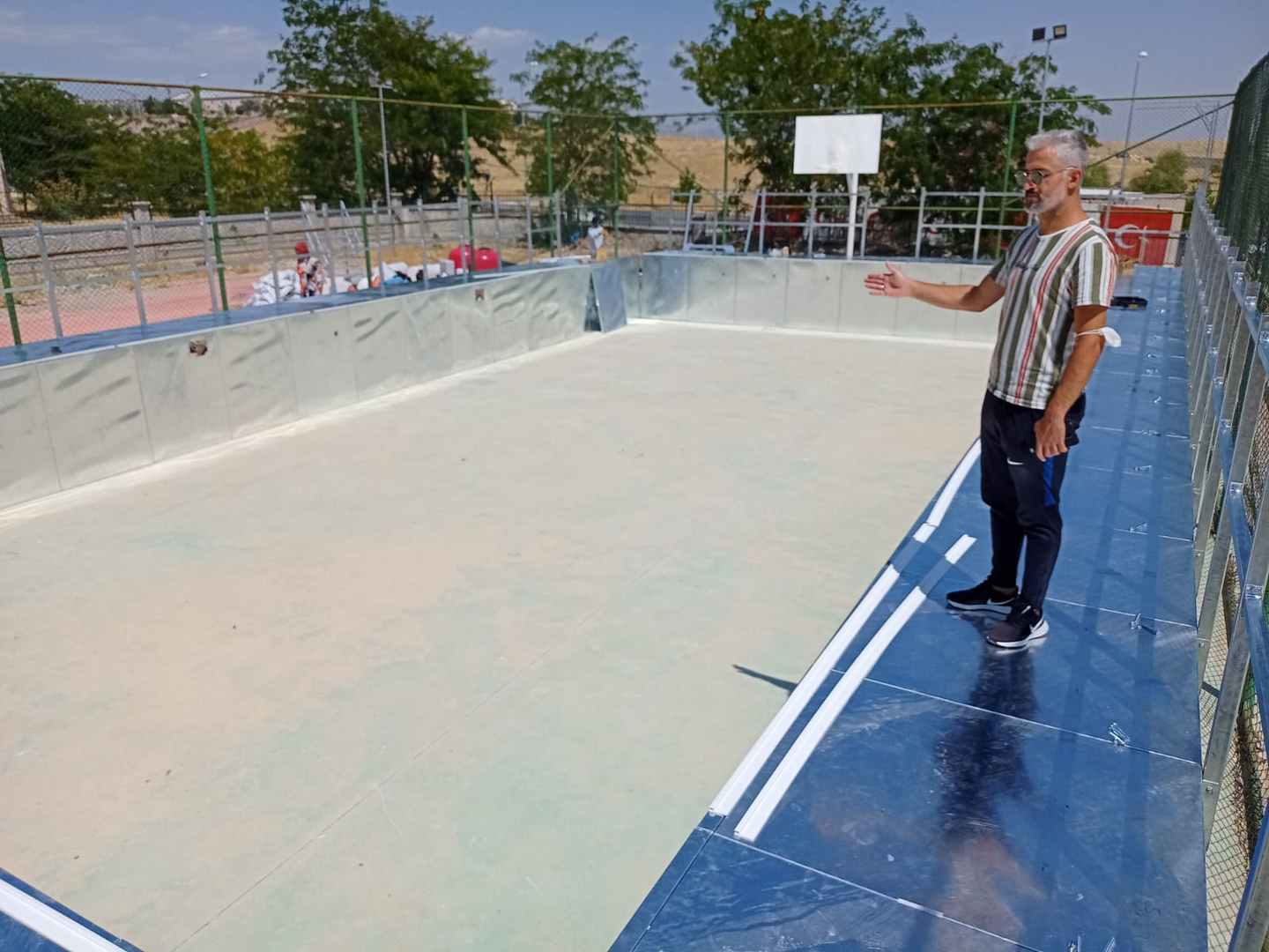 Gençlik ve Spor Bakanlığı ile Gençlik ve Spor İl Müdürlüğü’nün katkıları ile Dicle ilçesine portatif havuz yapılıyor