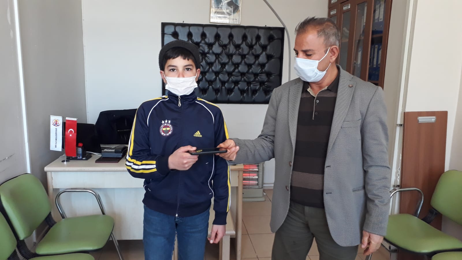 Dicle’de çocuğun kaybettiği telefonu belediye personeli buldu