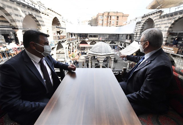 TARİHİ HANDA ESNAFLA KAHVALTI