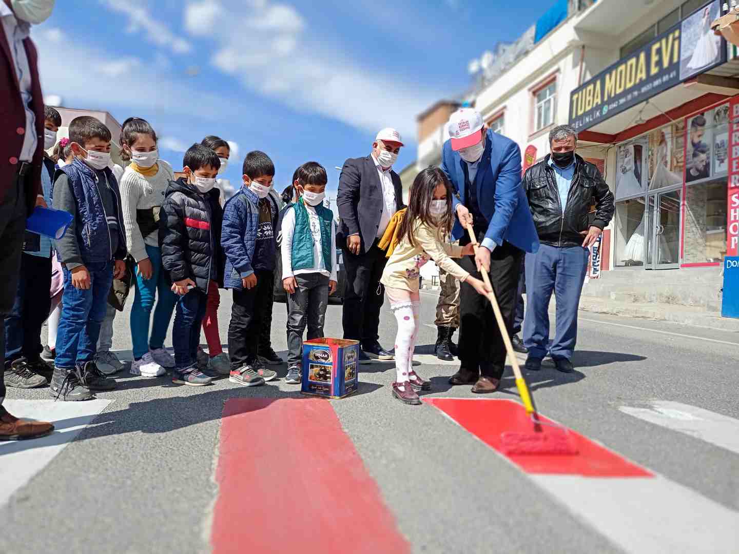 DİCLE’DE ‘YAYA ÖNCELİĞİ KIRMIZI ÇİZGİMİZDİR’ ETKİNLİĞİ DÜZENLENDİ
