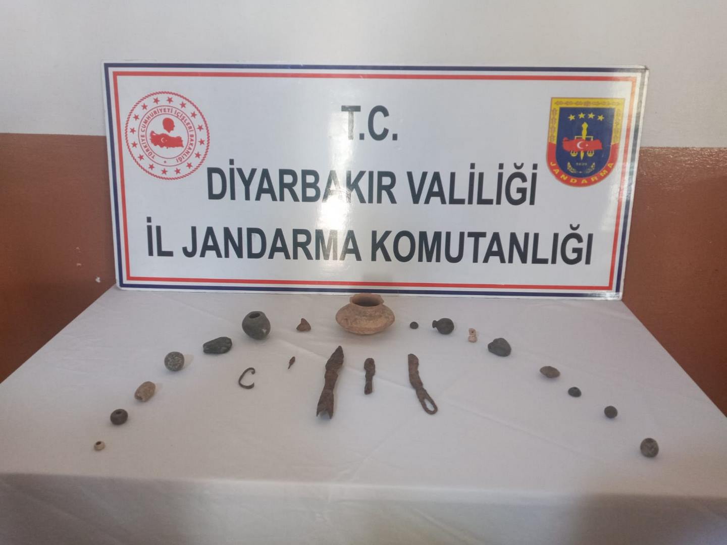 DİYARBAKIR’DA JANDARMA TARİHİ ESER KAÇAKÇILARINI SUÇÜSTÜ YAKALADI
