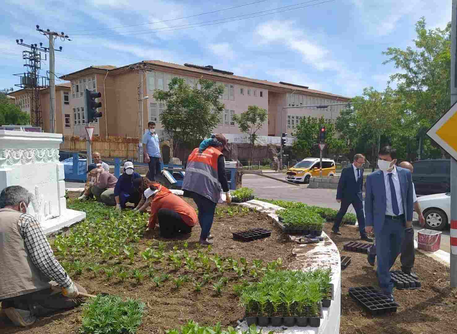 ERGANİ’DEKİ PEYZAJ ÇALIŞMALARI İLÇEYE BAHAR HAVASI VERİYOR