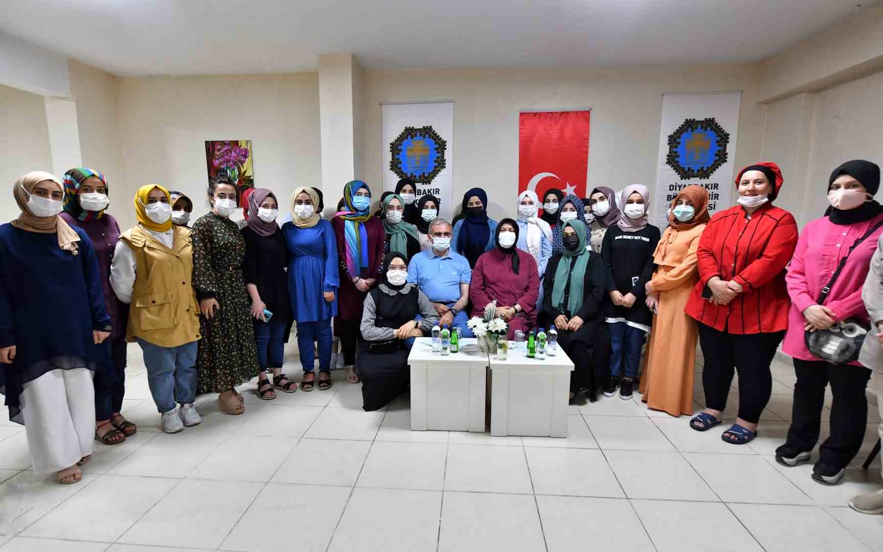 VALİ KARALOĞLU’NDAN KIZ YURDU ÖĞRENCİLERİNE MORAL ZİYARETİ