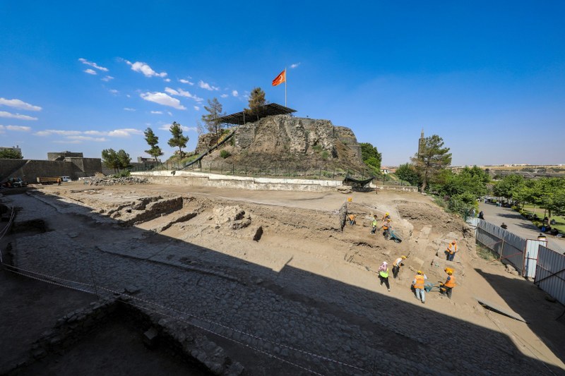 İÇKALE’DEKİ KAZI VE RESTORASYONLARDA 3 BURCUN KAPISI ORTAYA ÇIKARILDI