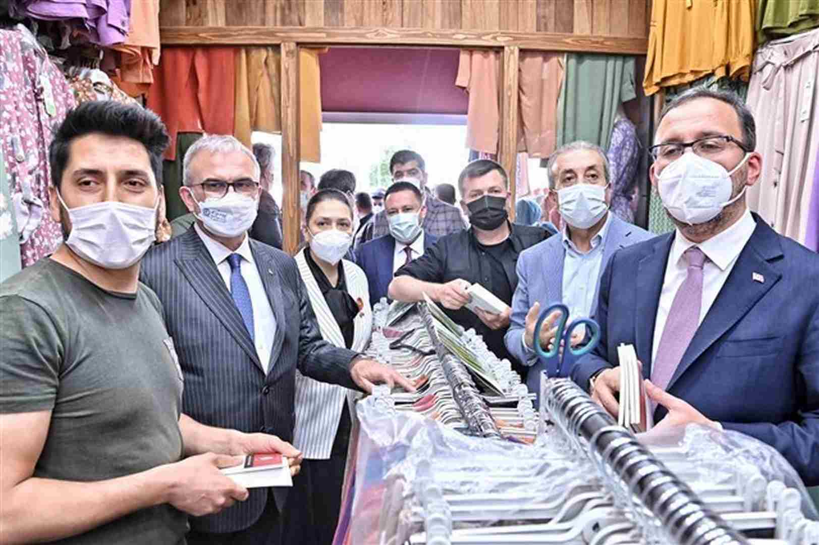 BAKAN KASAPOĞLU İLE VALİ KARALOĞLU ESNAFLAR VE ÖĞRENCİLERLE BİR ARAYA GELDİ