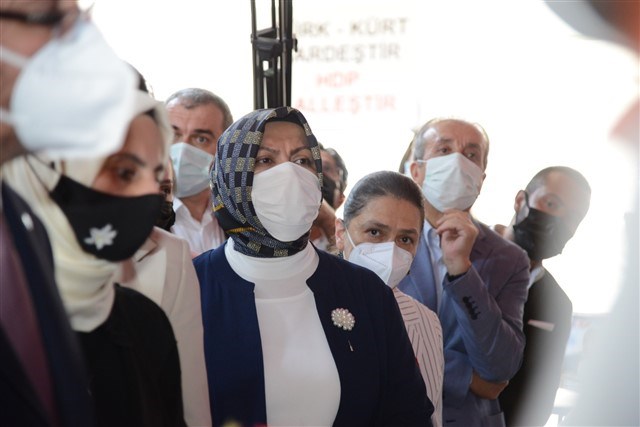 BETÜL KASAPOĞLU VE SEVİM KARALOĞLU’NDAN DİYARBAKIR ANNELERİNE ZİYARET