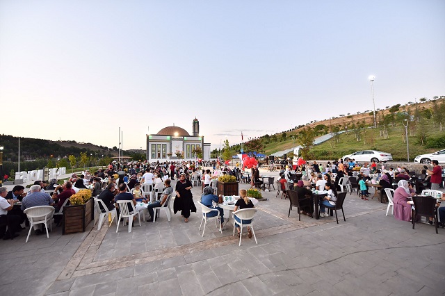 VALİ KARALOĞLU, YETİMLERİ AĞIRLADI