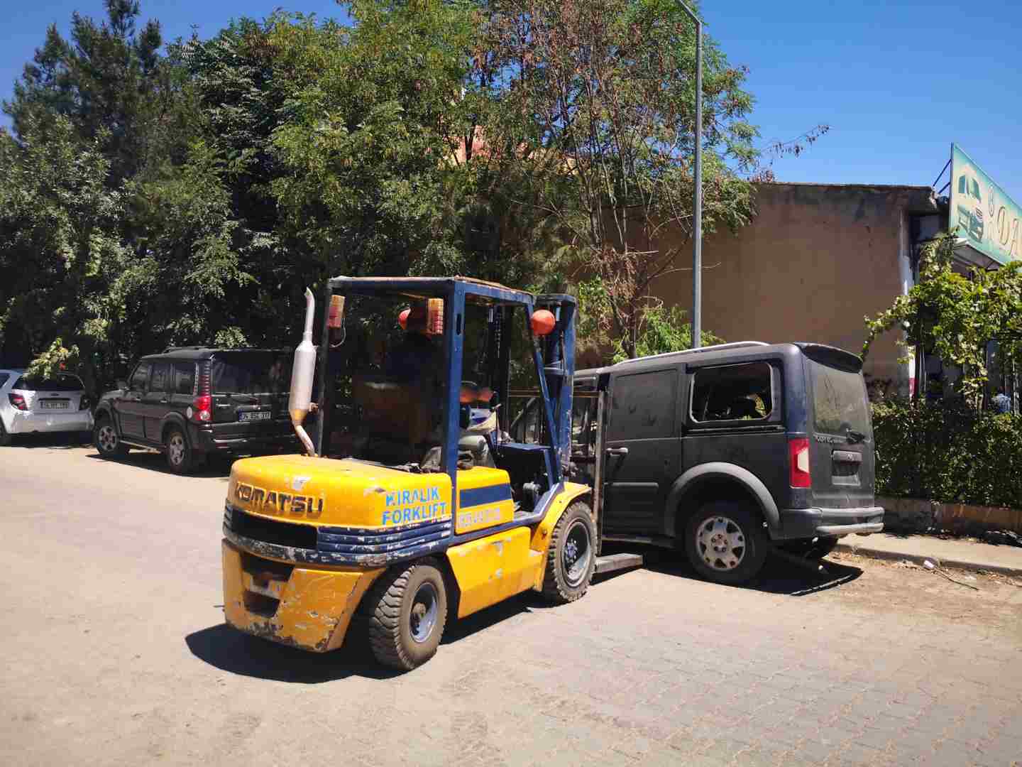 ÇEVRE KİRLİLİĞİ OLUŞTURAN HURDA ARAÇLAR KALDIRILDI