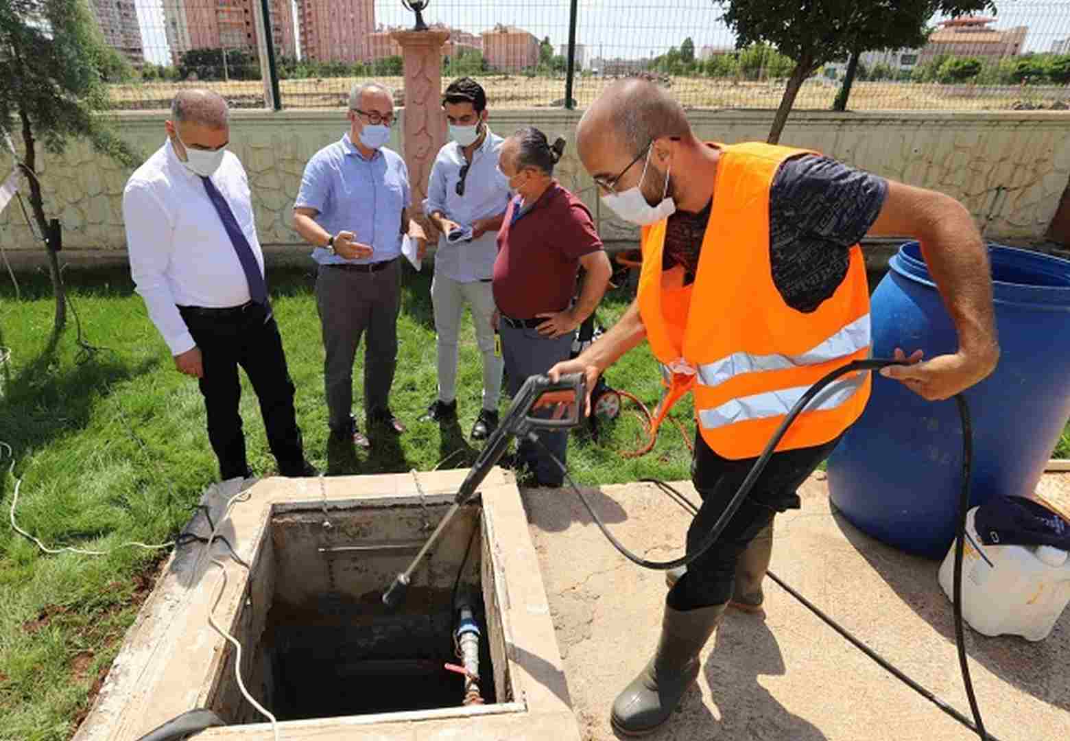 DİSKİ ABONELERİNE AİT SU DEPOLARINI TEMİZLİYOR