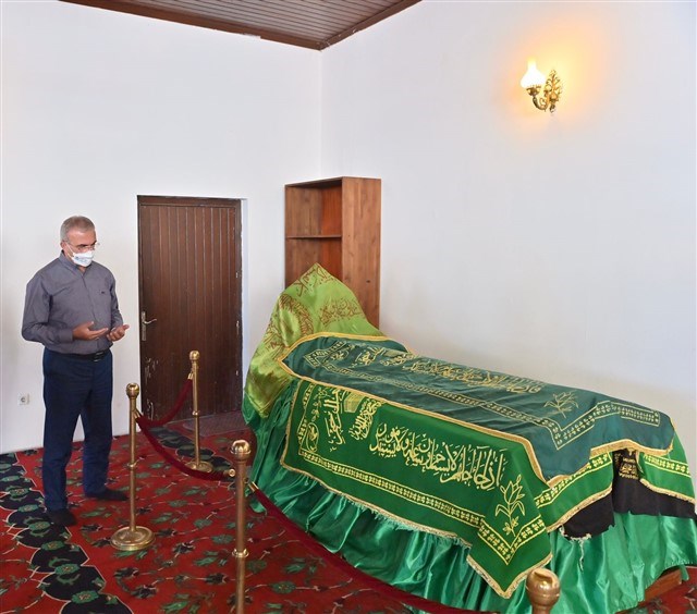 VALİ KARALOĞLU, SULTAN SASA’NIN SEMBOLİK TÜRBESİNİ ZİYARET ETTİ
