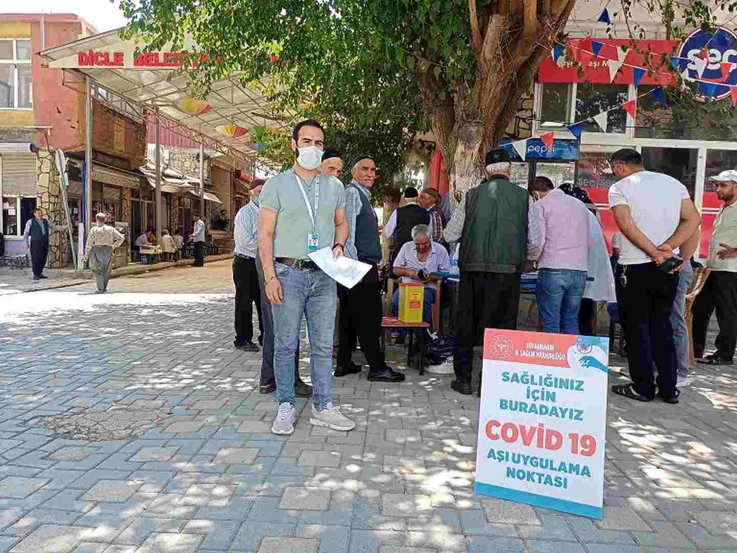 DİCLE İLÇESİNDEKİ MERKEZ ÇARŞIDA VE HALK PAZARI ÖNÜNDE YERİNDE RANDEVUSUZ AŞI UYGULAMASI