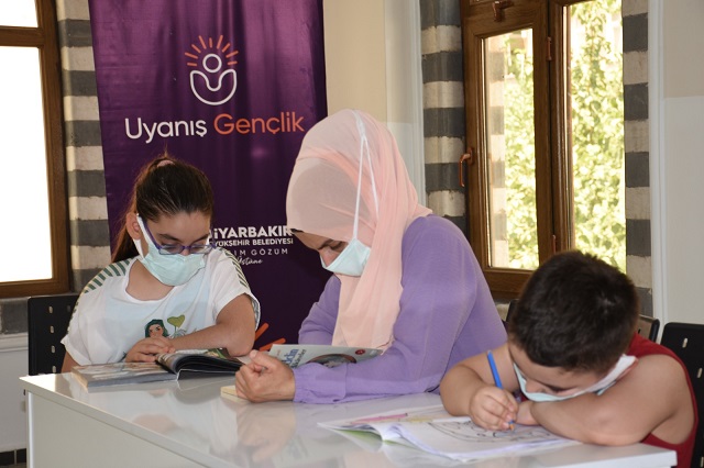 Çocuklar ebeveynleriyle birlikte okuyor