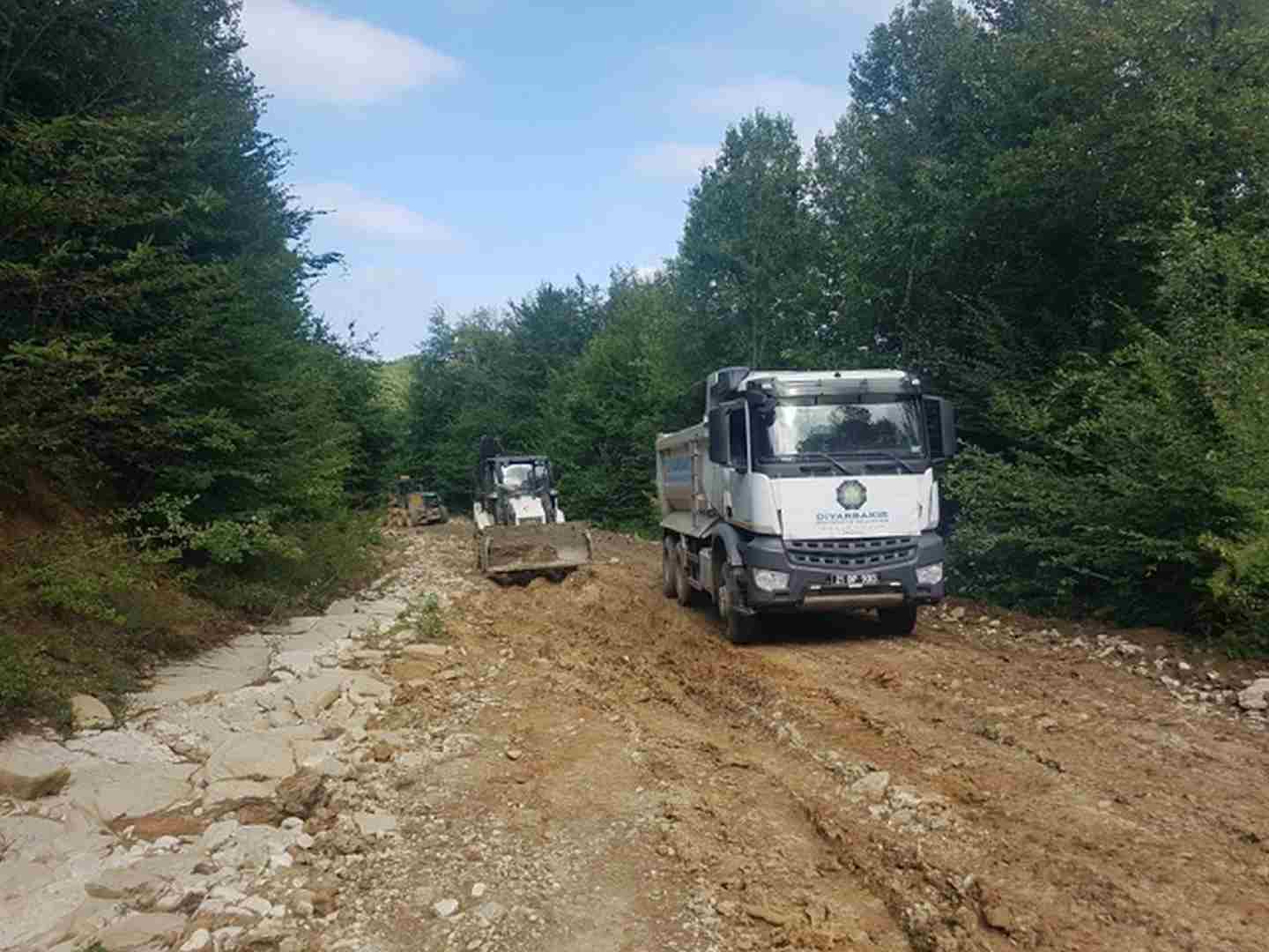 DBB sel nedeniyle kapanan köy yollarını açıyor