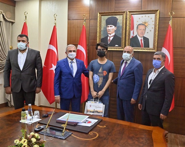 VALİ KARALOĞLU YKS’DE DERECEYE GİREN ÖĞRENCİLERLE BULUŞTU