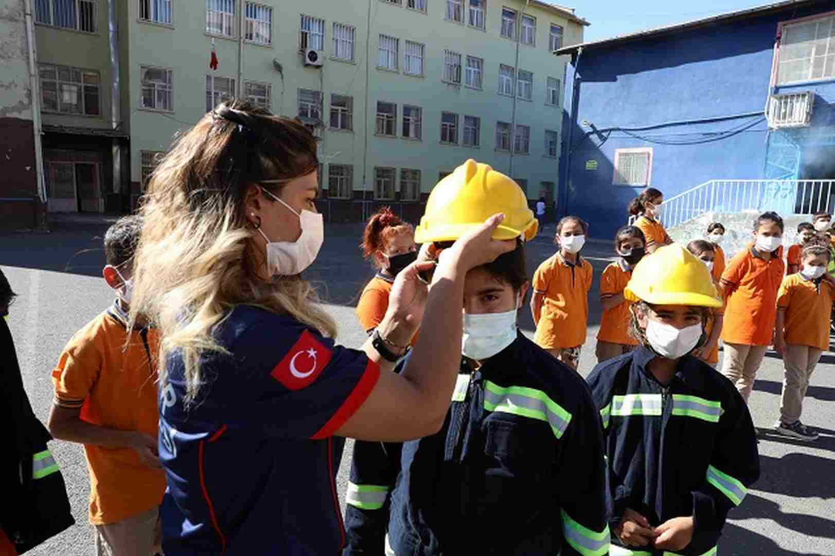DBB’den öğrencilere itfaiye eğitimi