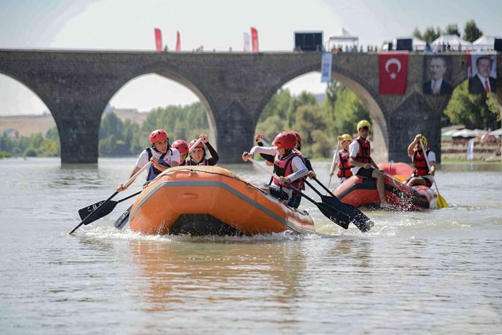 Dicle Nehri’nde rafting heyecanı