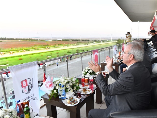 Diyarbakır Hipodromunda Gece Yarışları Jandarma Kupasıyla Başladı
