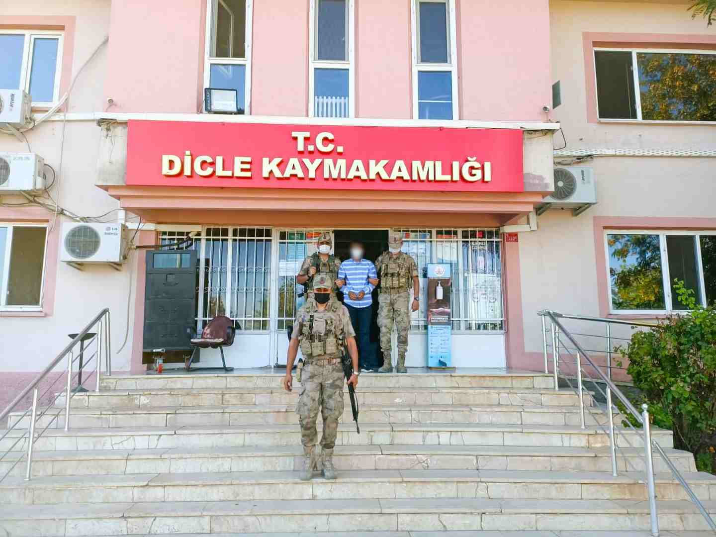 Dicle’de operasyon yapan Jandarma ekipleri hırsızlık suçundan aranan şahsı yakaladı