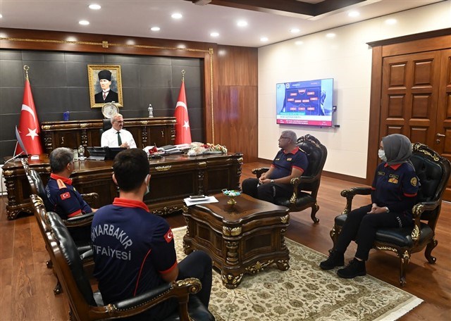 İTFAİYECİLER VALİ KARALOĞLU’NU ZİYARET ETTİ