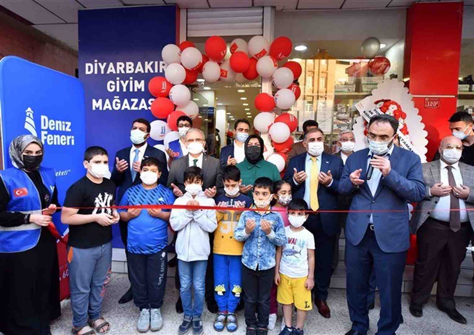 Deniz Feneri’nden ihtiyaç sahibi aileler için “gezici giyim mağazası”