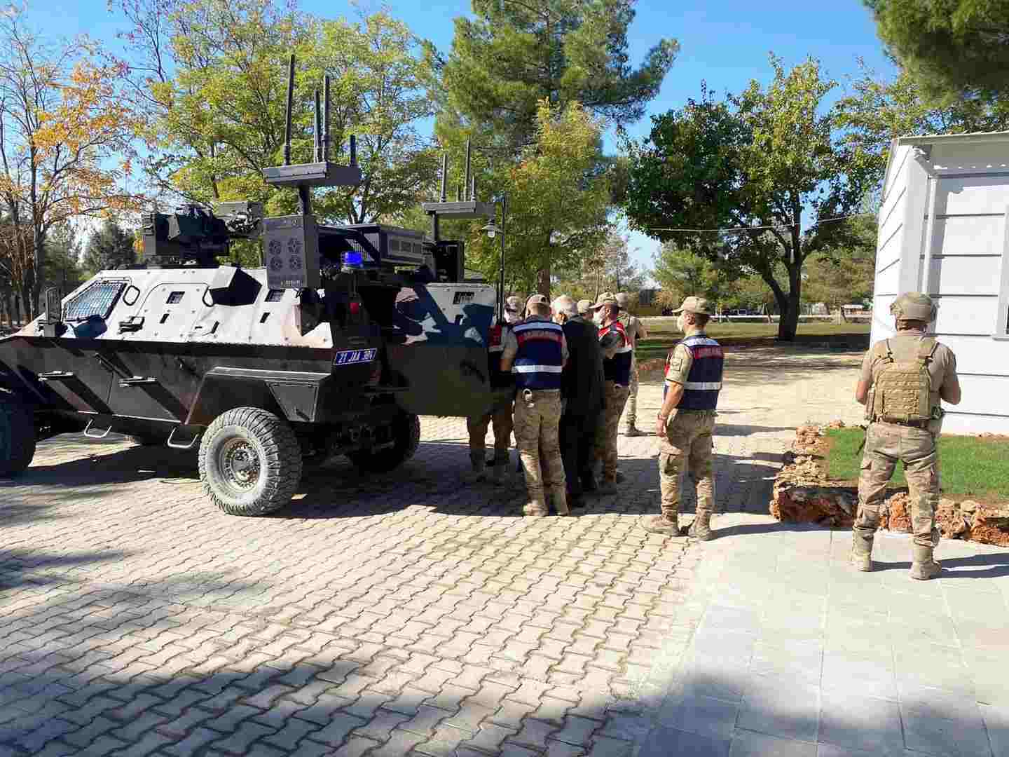 Diyarbakır’da Jandarma 17 yıldır firari olarak aranan şahısları yakaladı