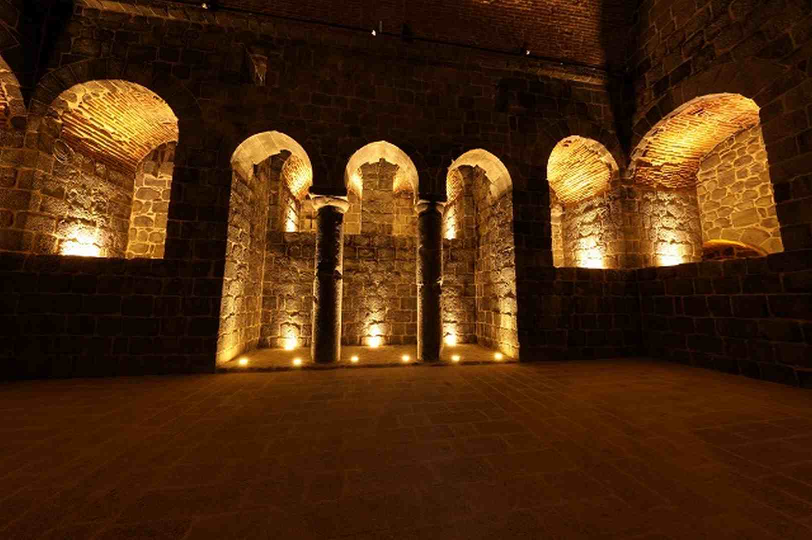 Yedikardeş Burcu yeni hali ile göz kamaştırıyor