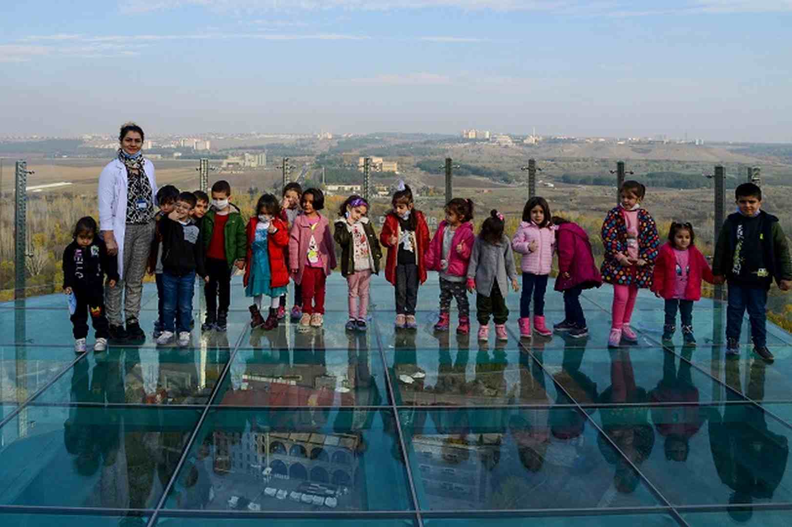 Minikler Fiskaya Cam Terasına konuk oldu