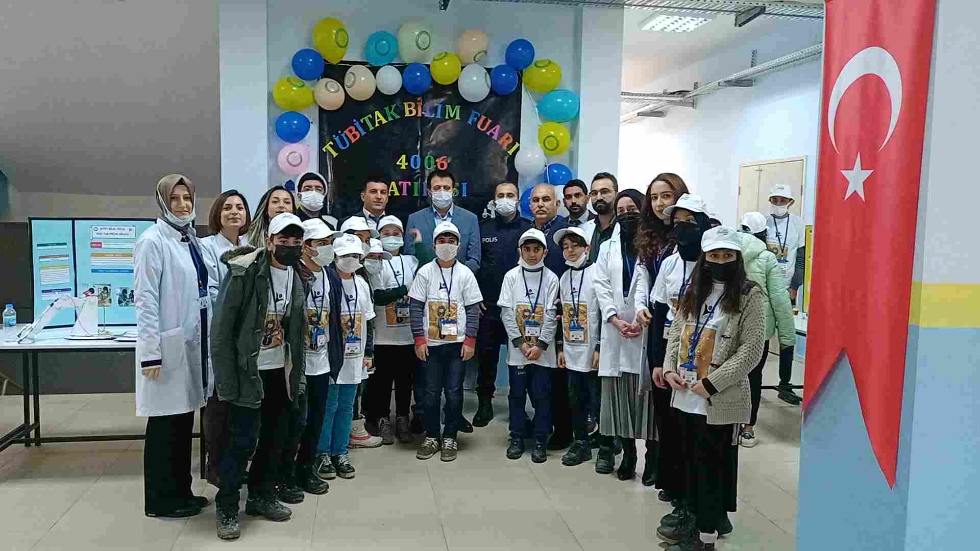 Dicle’de yetenekli öğrenciler geliştirdikleri projeleri TÜBİTAK fuarında sergiledi