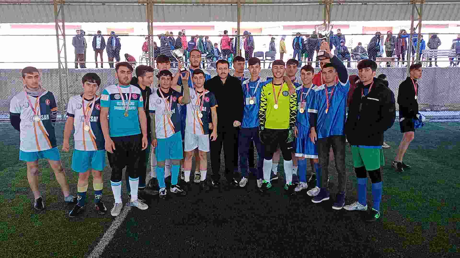 Dicle’de Kaymakamlık özel futbol turnuvasının şampiyonları kupalarını aldı