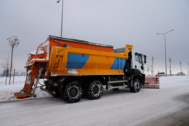 Kent merkezinde karla mücadele çalışmaları aralıksız sürüyor
