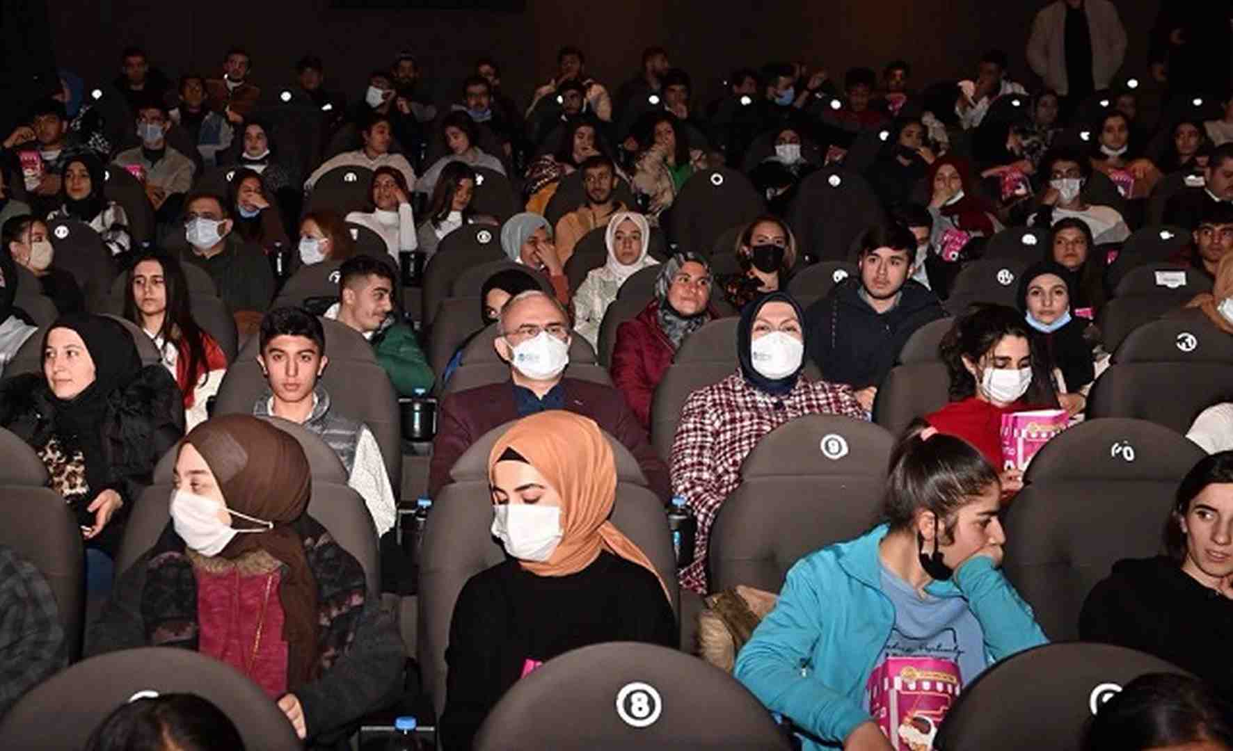 Karaloğlu ailesi öğrencilerle film izledi