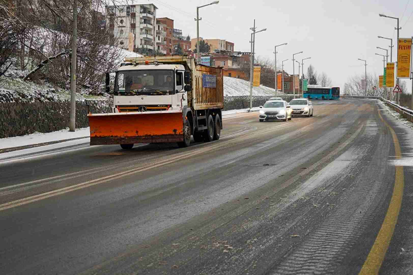Kent merkezinde karla mücadele çalışmaları başladı