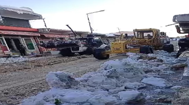 Dicle Belediyesi ekipleri, Başkan Felat Aygören’in talimatıyla karla mücadele için seferber oldu