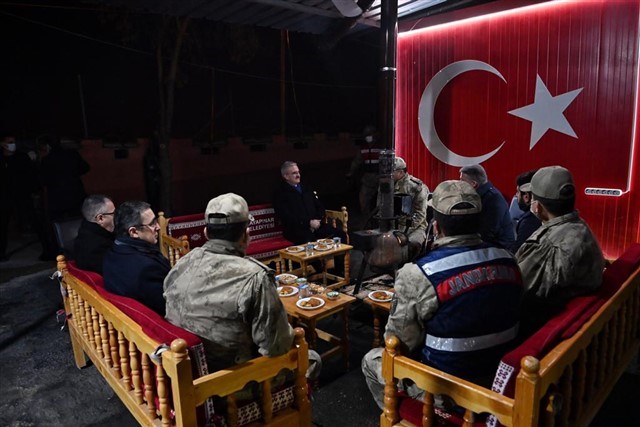 Vali Karaloğlu, yeni yılın ilk saatlerinde güvenlik güçlerini ziyaret etti