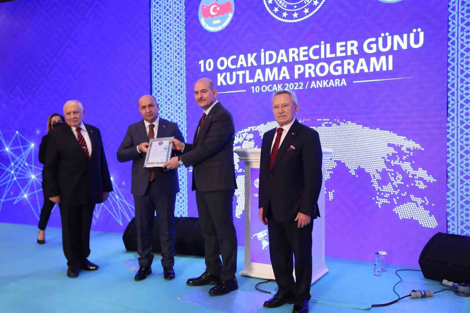 Sur Kaymakamı Abdullah Çiftçi yılın idarecisi seçildi