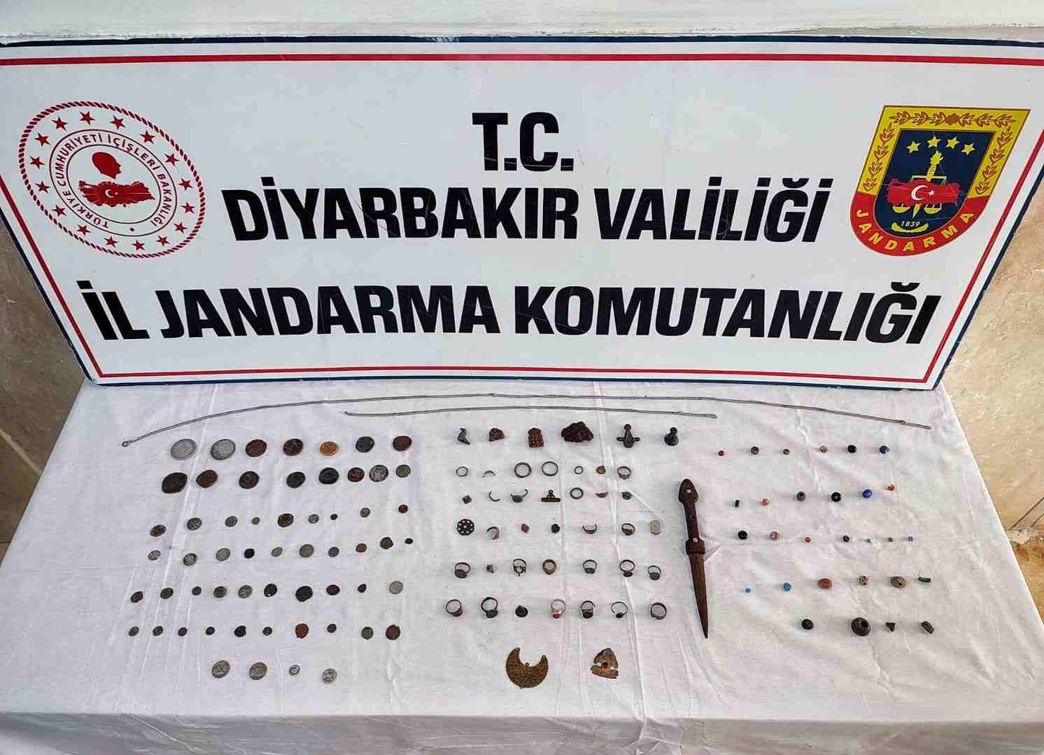 Diyarbakır’da tarihi eserleri satmaya çalışan şüpheliler suçüstü yakaladı