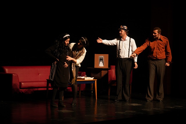 “Sen Vatan Ben Gurbet” oyunu izleyici ile buluştu