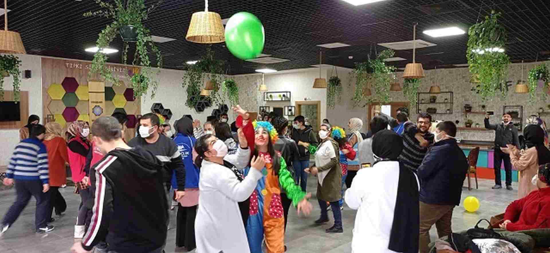 Üniversite öğrencileri engellilerle bir araya geldi