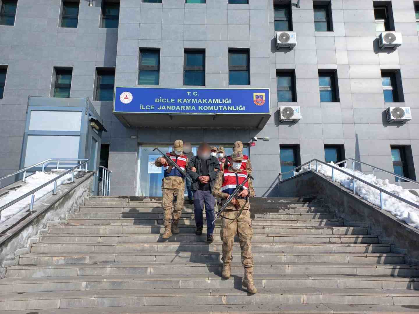 Silahlı terör örgütüne üye olma suçundan aranan 2 şüpheli Dicle’de yakalandı