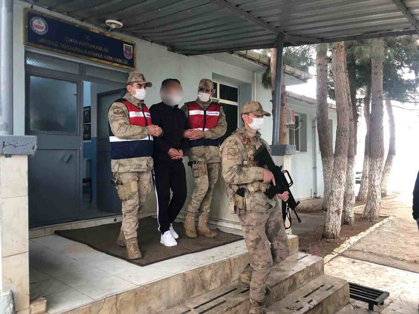 Uyuşturucu ve uyarıcı madde ticareti yapma ve sağlama suçundan cezası olan şüpheli yakalandı