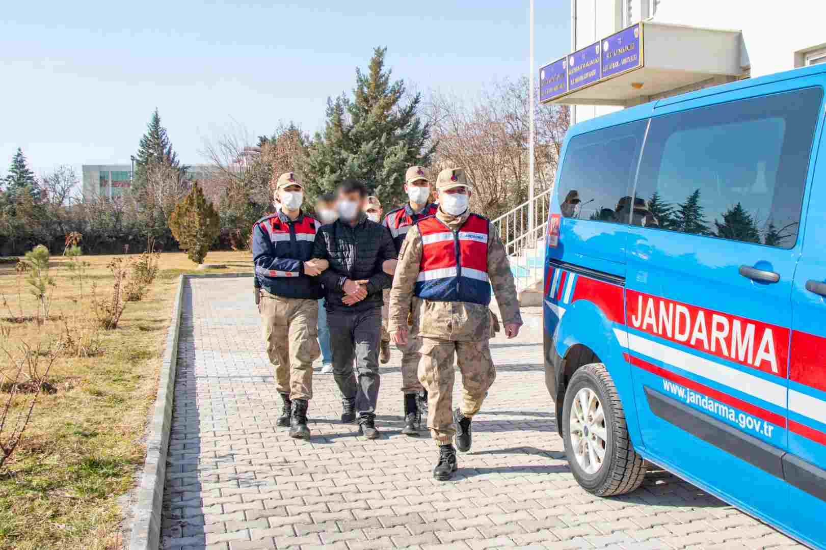 Haklarında kesinleşmiş hapis cezası olan 2 şüpheli yakalandı