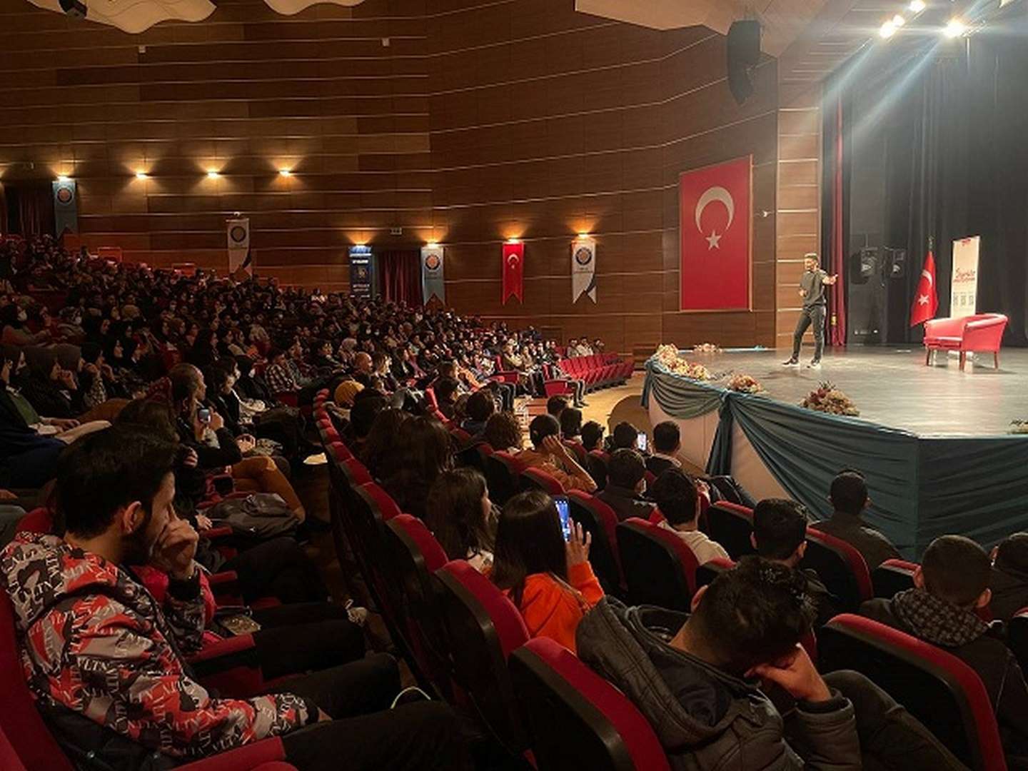 Öğrenciler Stand-Up gösterisi ile eğlendi