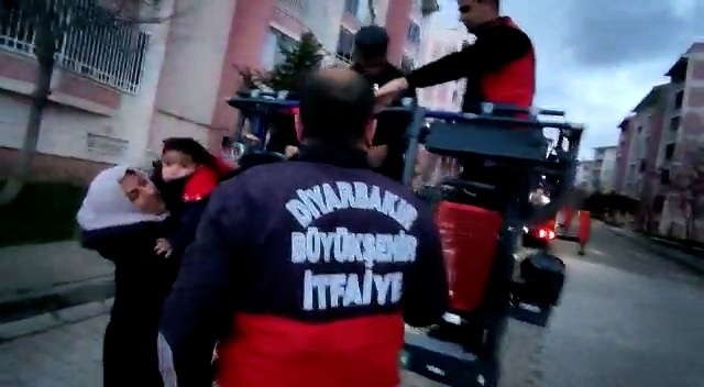 Evde kilitli kalan 2 çocuk için itfaiye seferber oldu