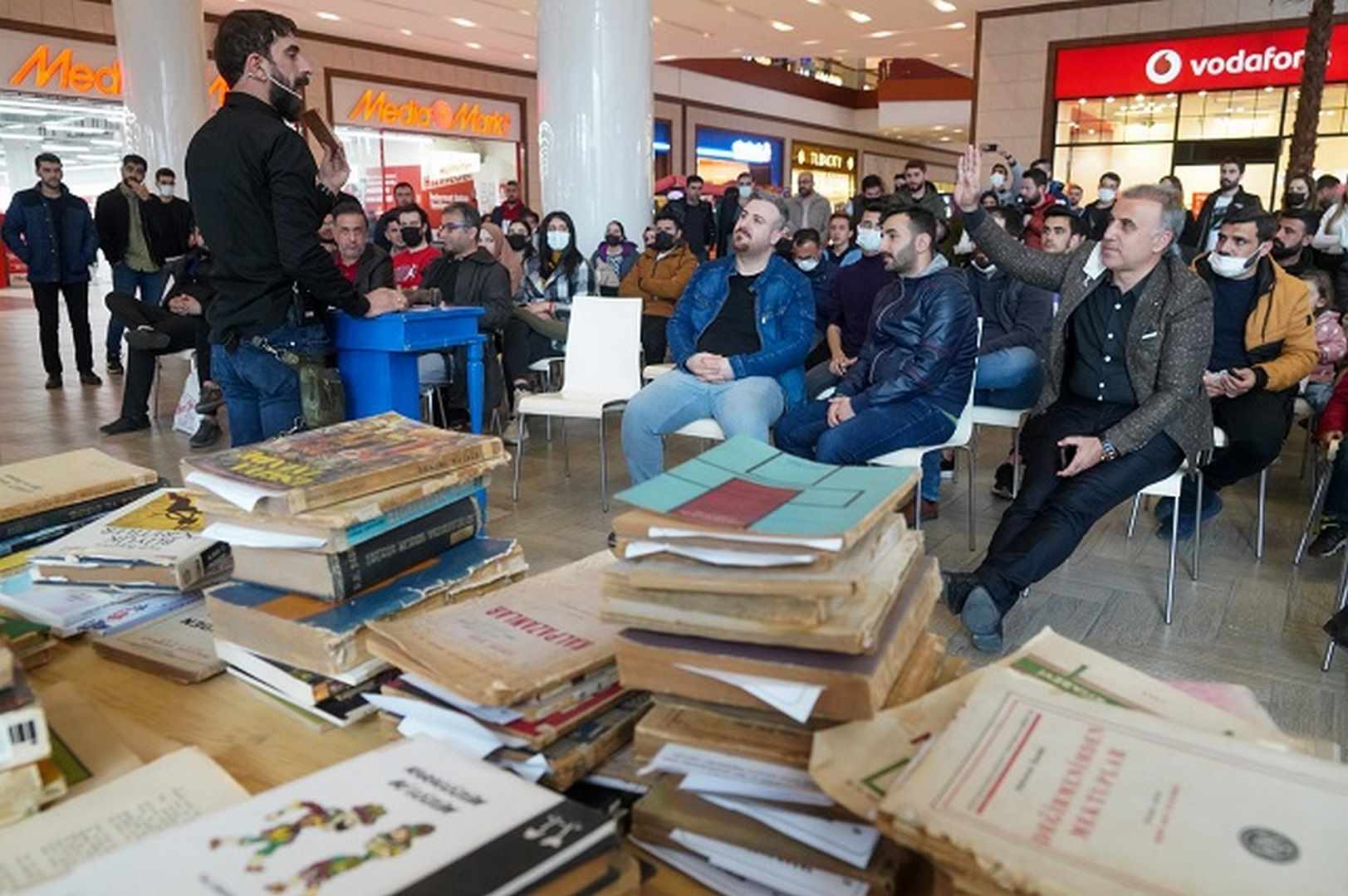 Kitap Mezadı devam ediyor