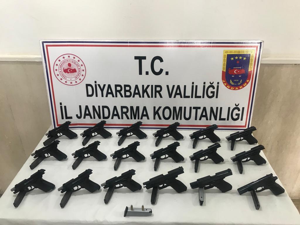 Diyarbakır’da18 adet ruhsatsız tabanca, 21 adet şarjör ele geçirildi